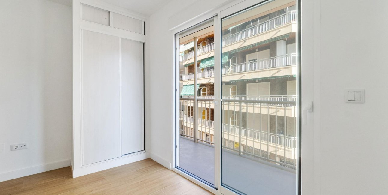 Resale - Apartment / flat -
Torrevieja - Playa Del Cura