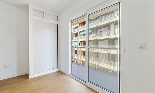 Resale - Apartment / flat -
Torrevieja - Playa Del Cura