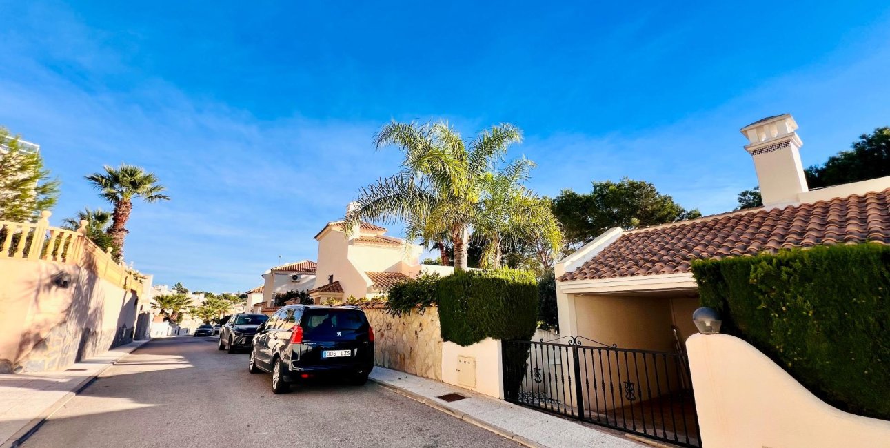 Resale - Villa -
Orihuela Costa - Las Ramblas