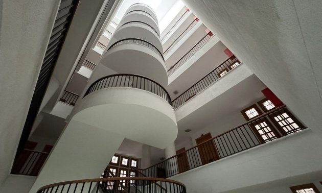 Reventa - Estudio -
Torrevieja - Estacion de autobuses