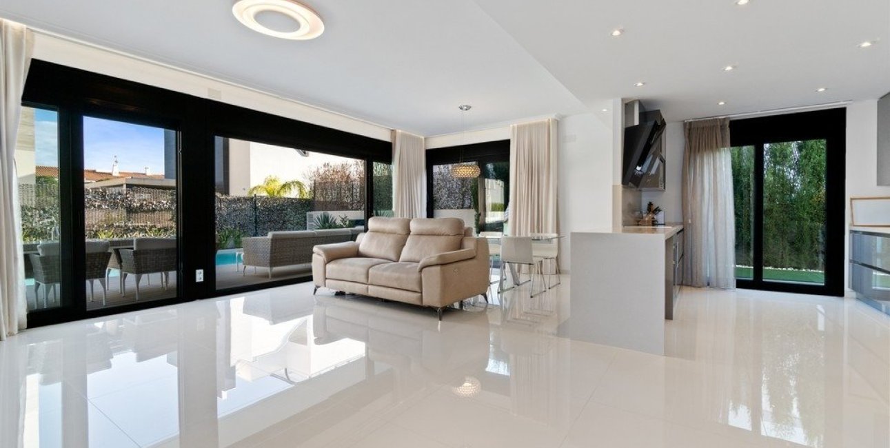 Resale - Villa -
Orihuela Costa - Agua Marina