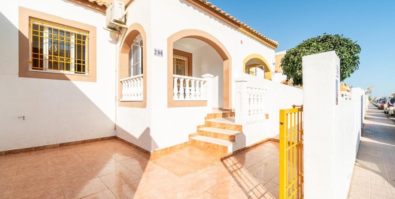 Resale - Villa -
Torrevieja - Torretas  - La Siesta - El Limonar
