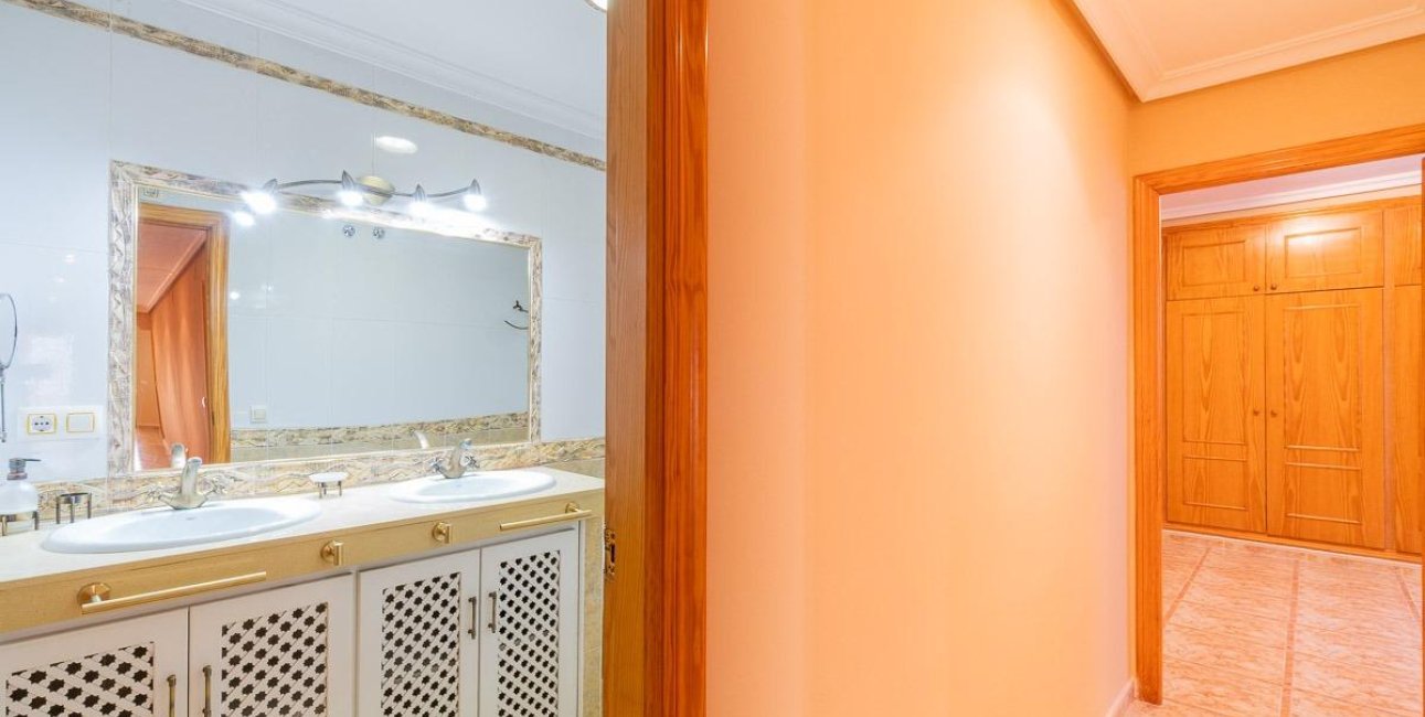 Resale - Apartment / flat -
Torrevieja - Centro