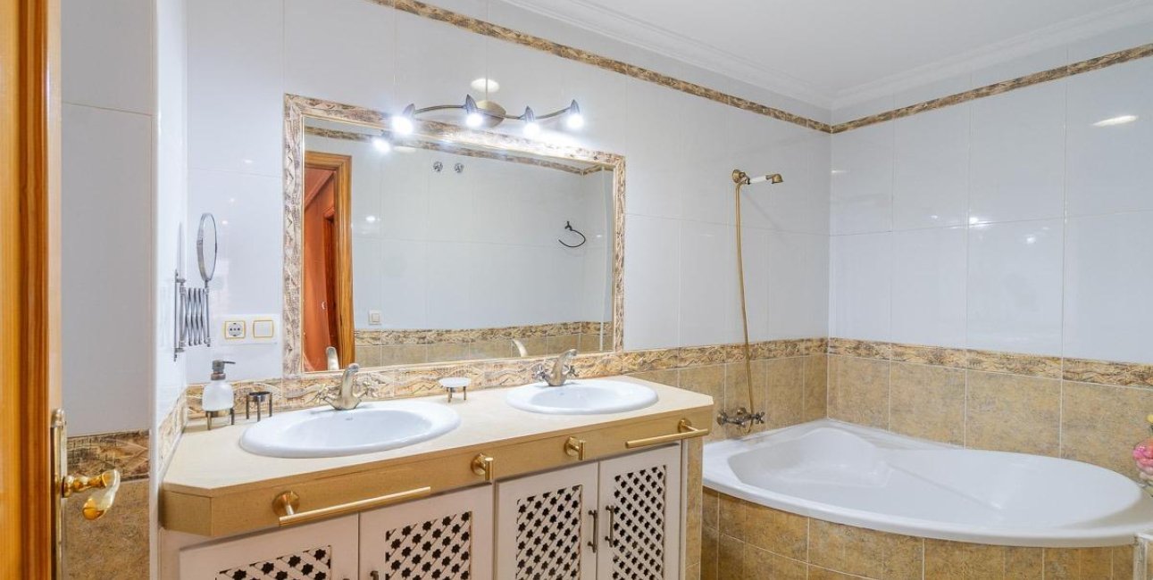 Resale - Apartment / flat -
Torrevieja - Centro