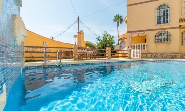 Reventa - Villa -
Orihuela Costa - Los Almendros-La Florida