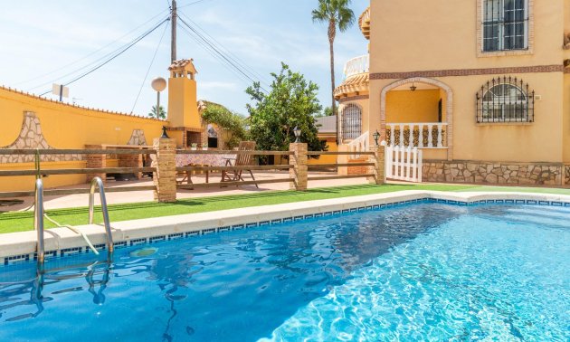 Reventa - Villa -
Orihuela Costa - Los Almendros-La Florida