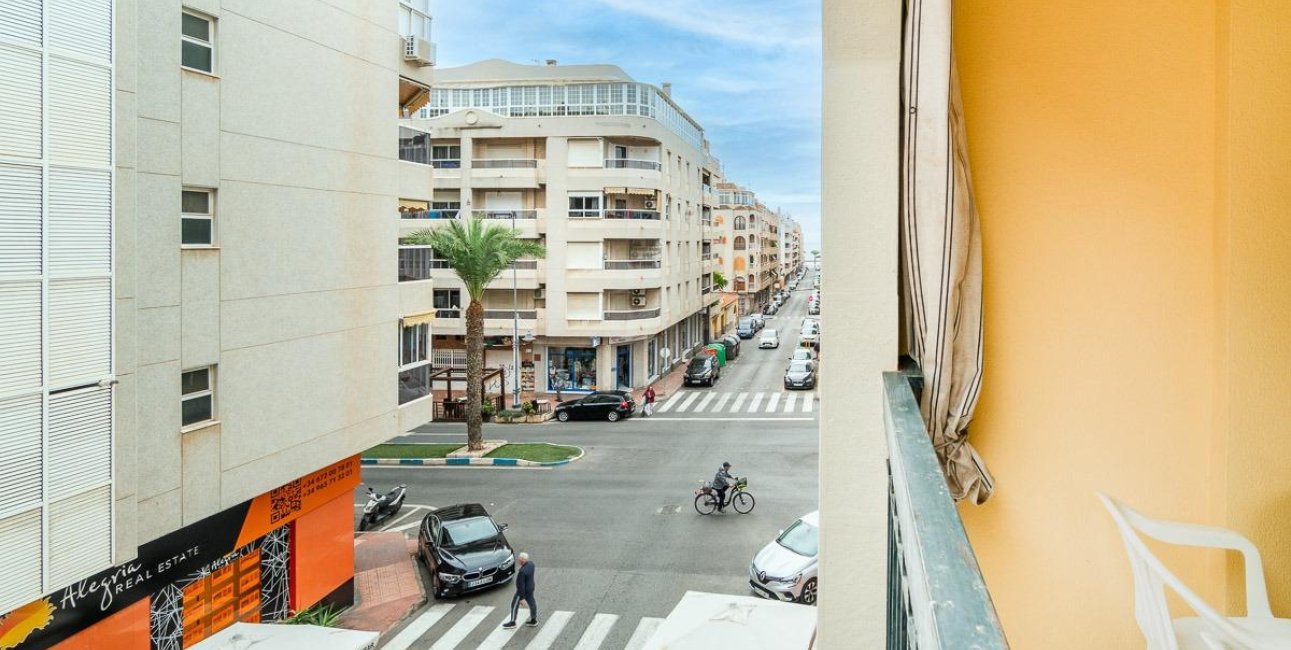 Resale - Apartment / flat -
Torrevieja - Playa del Cura