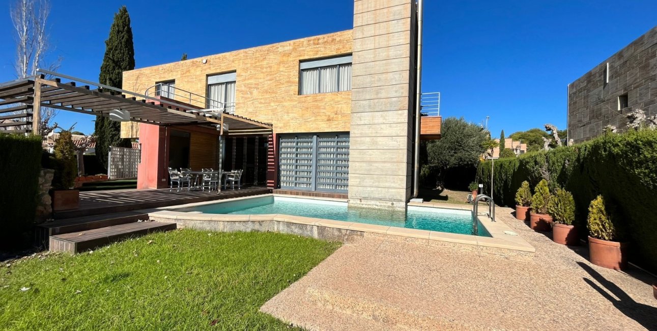 Resale - Villa -
Orihuela Costa - Dehesa de Campoamor