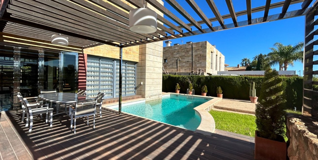 Resale - Villa -
Orihuela Costa - Dehesa de Campoamor