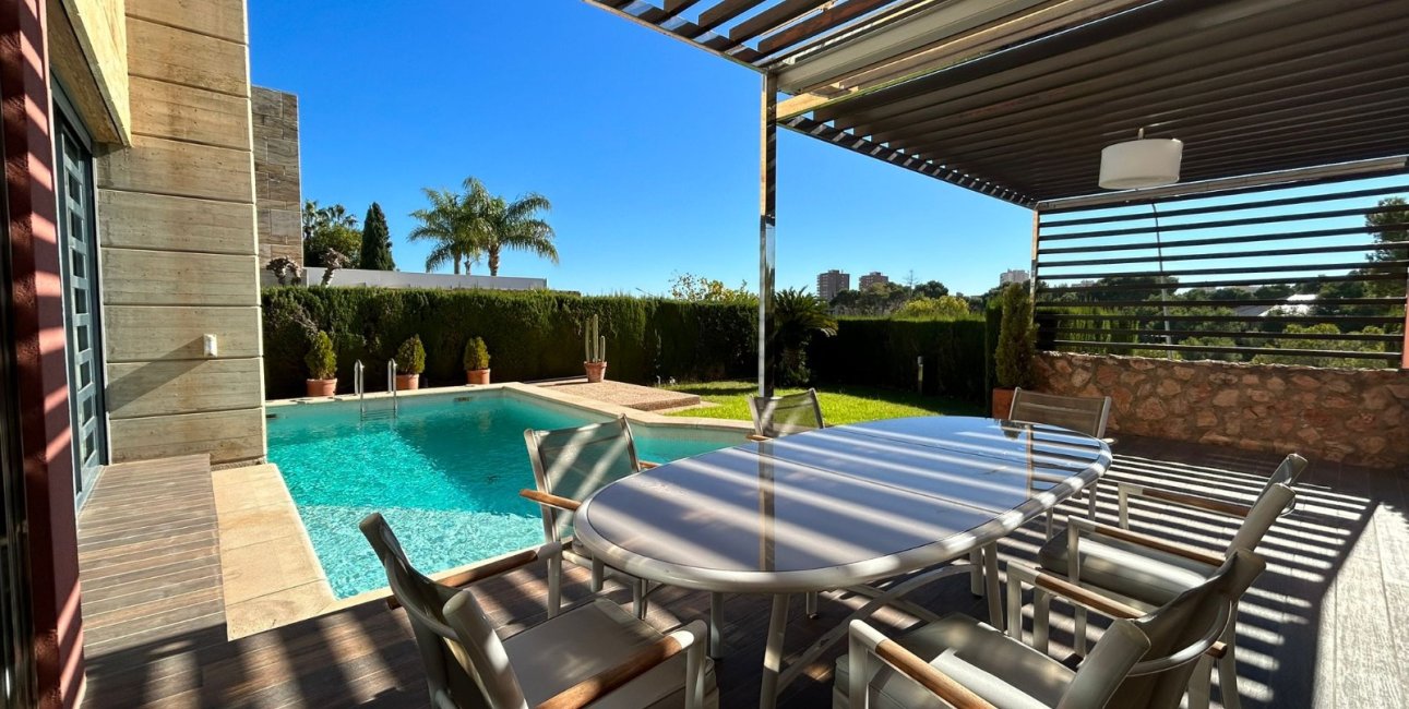 Resale - Villa -
Orihuela Costa - Dehesa de Campoamor