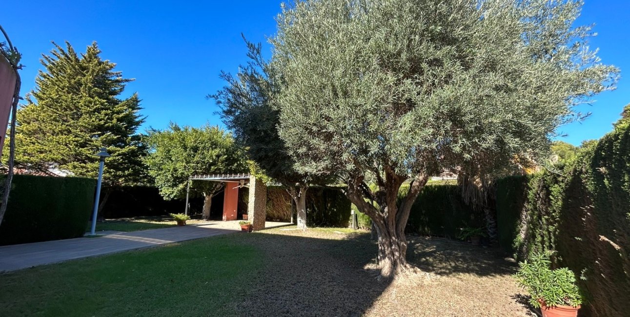 Resale - Villa -
Orihuela Costa - Dehesa de Campoamor