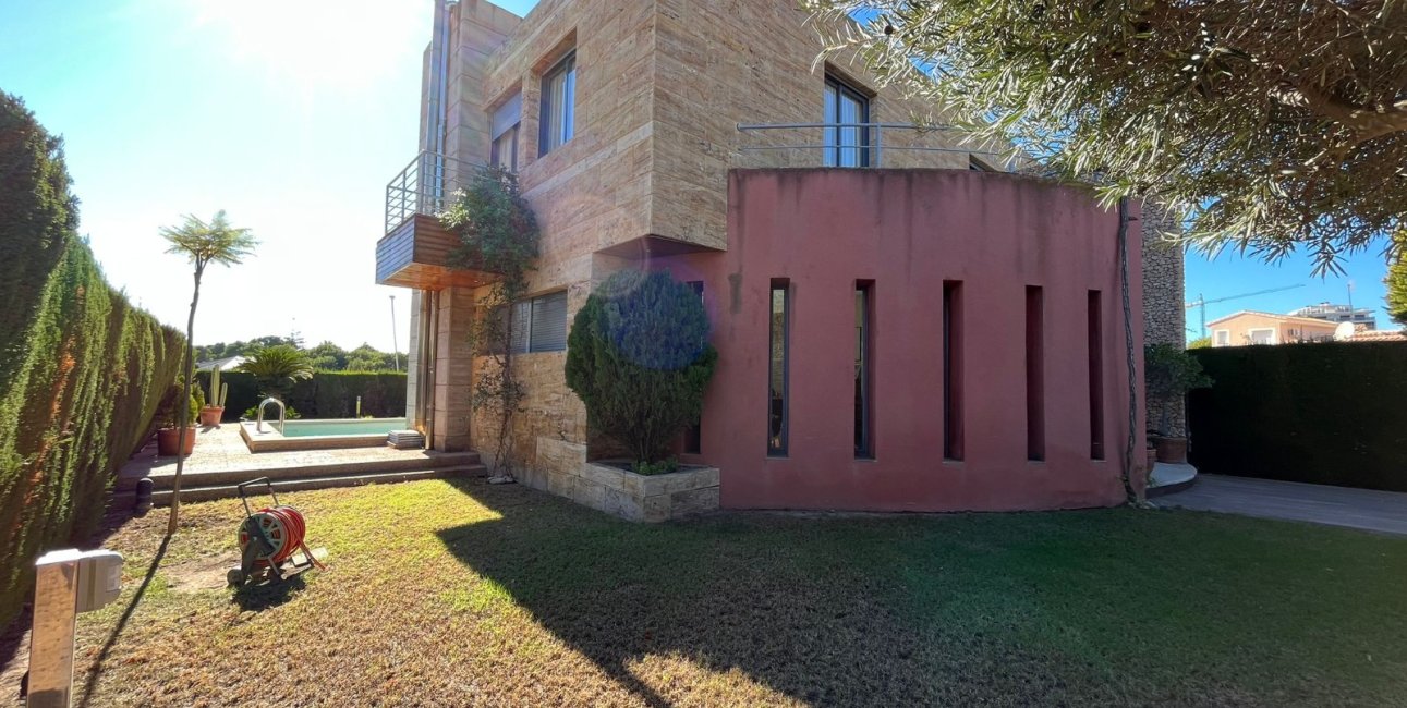 Resale - Villa -
Orihuela Costa - Dehesa de Campoamor