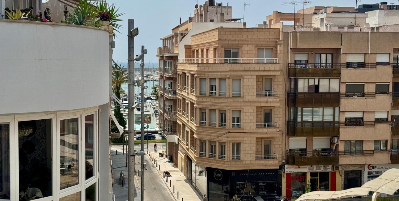 Resale - Apartment / flat -
Torrevieja - Paseo maritimo