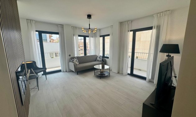 Resale - Apartment / flat -
Torrevieja - Paseo maritimo