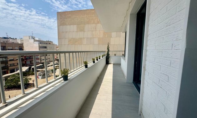 Resale - Apartment / flat -
Torrevieja - Paseo maritimo