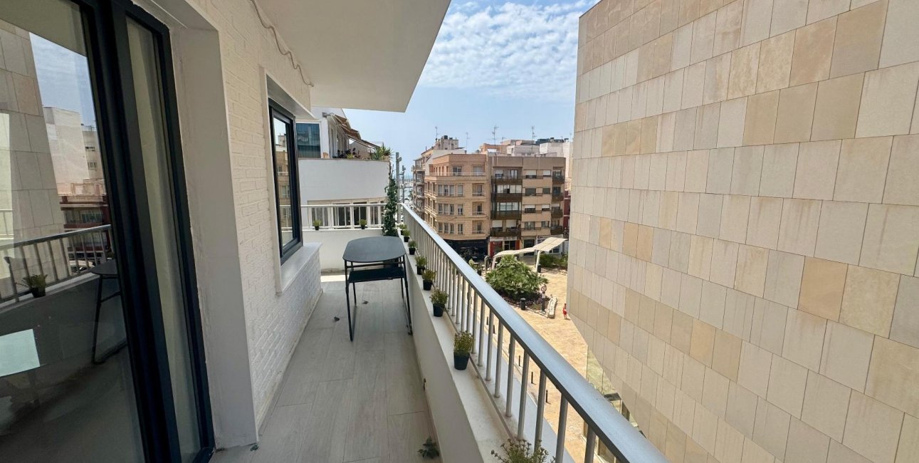 Resale - Apartment / flat -
Torrevieja - Paseo maritimo