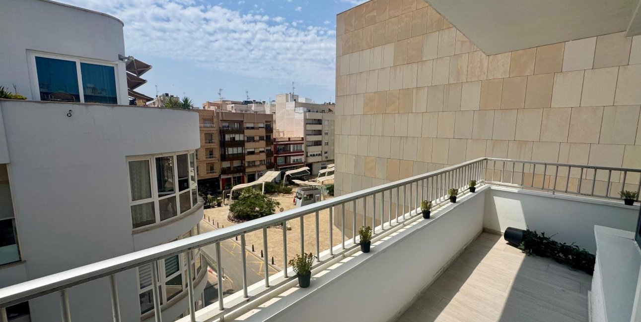 Resale - Apartment / flat -
Torrevieja - Paseo maritimo