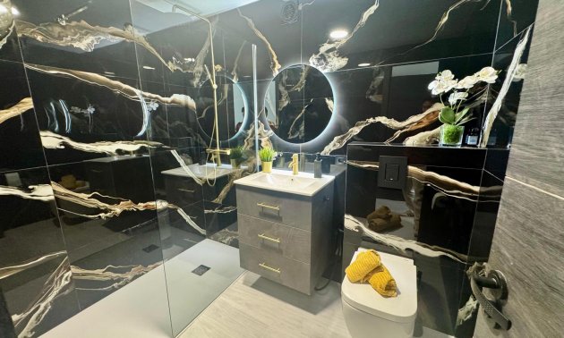 Resale - Apartment / flat -
Torrevieja - Paseo maritimo