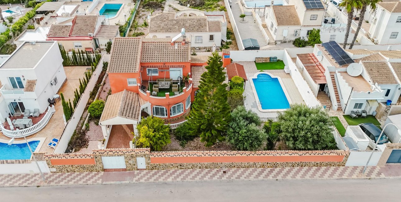 Resale - Villa -
Torrevieja - Torretas  - La Siesta - El Limonar