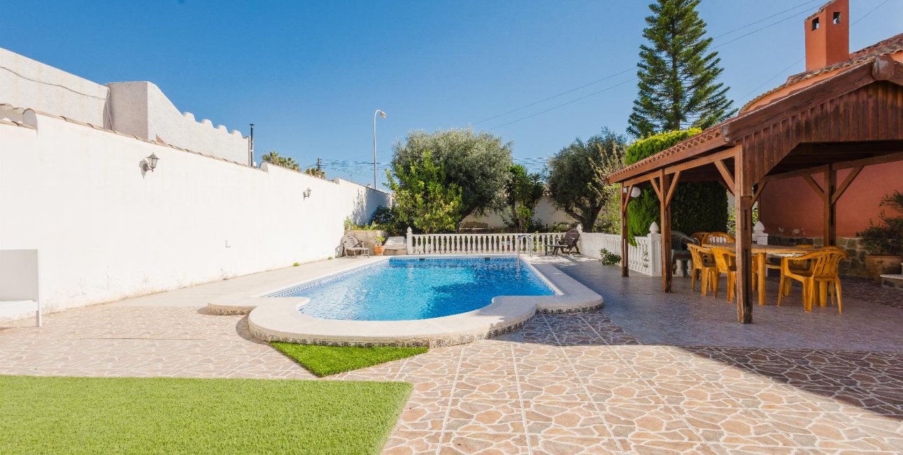 Resale - Villa -
Torrevieja - Torretas  - La Siesta - El Limonar