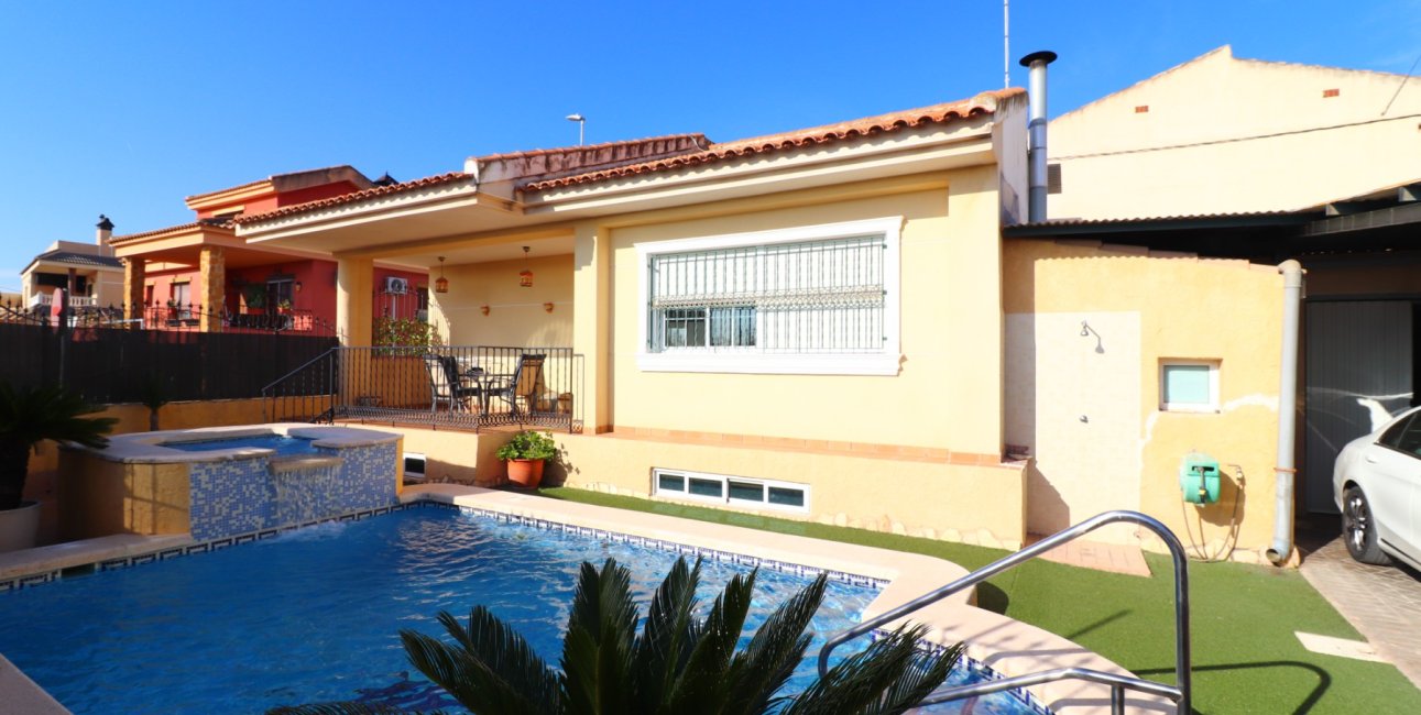 Resale - Villa -
Almoradi - El Saladar