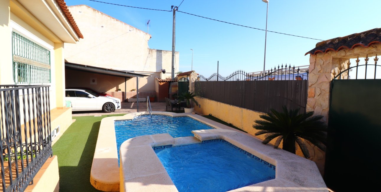 Resale - Villa -
Almoradi - El Saladar