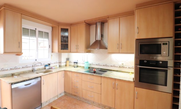 Resale - Villa -
Almoradi - El Saladar