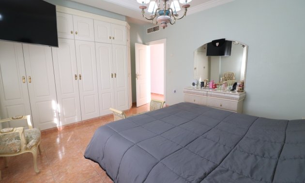 Resale - Villa -
Almoradi - El Saladar