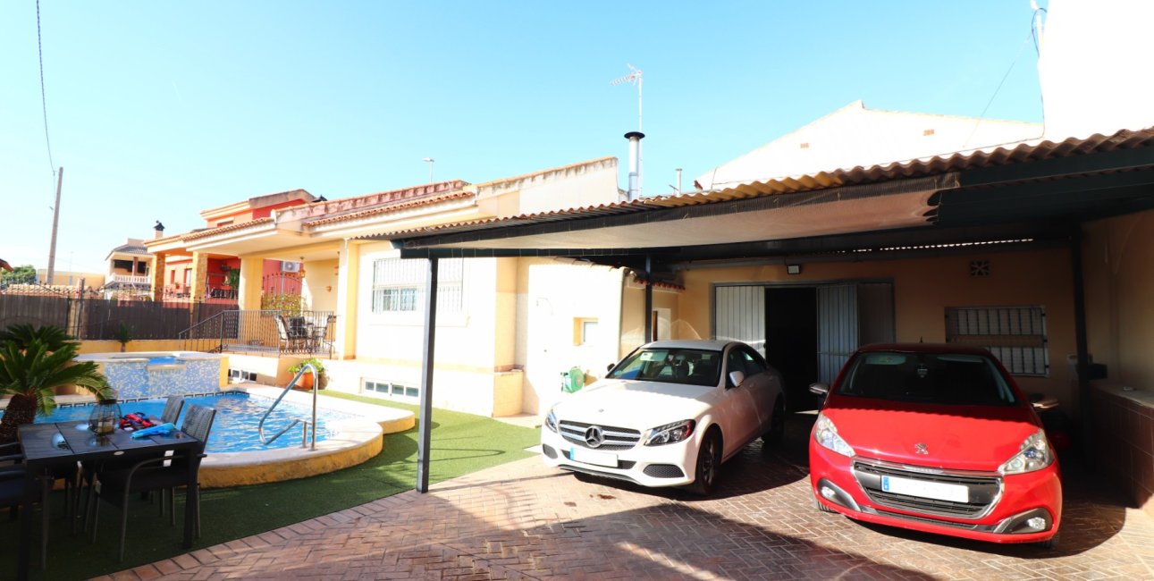 Resale - Villa -
Almoradi - El Saladar