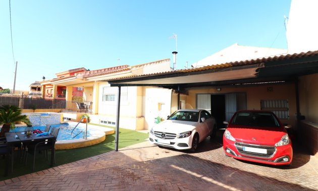 Resale - Villa -
Almoradi - El Saladar