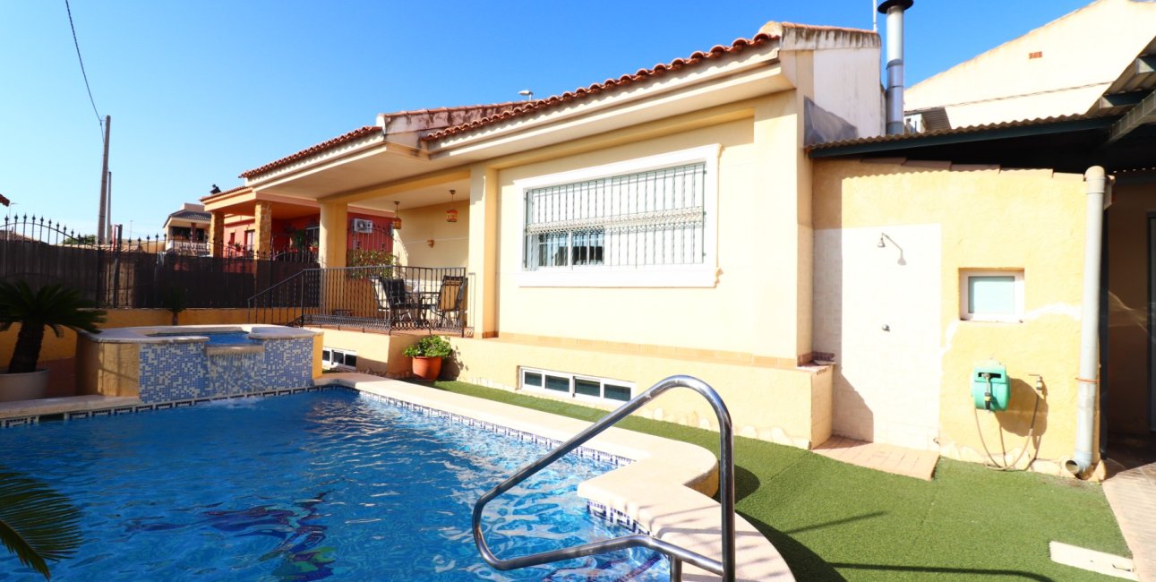Resale - Villa -
Almoradi - El Saladar