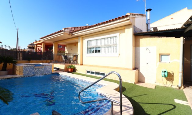 Resale - Villa -
Almoradi - El Saladar