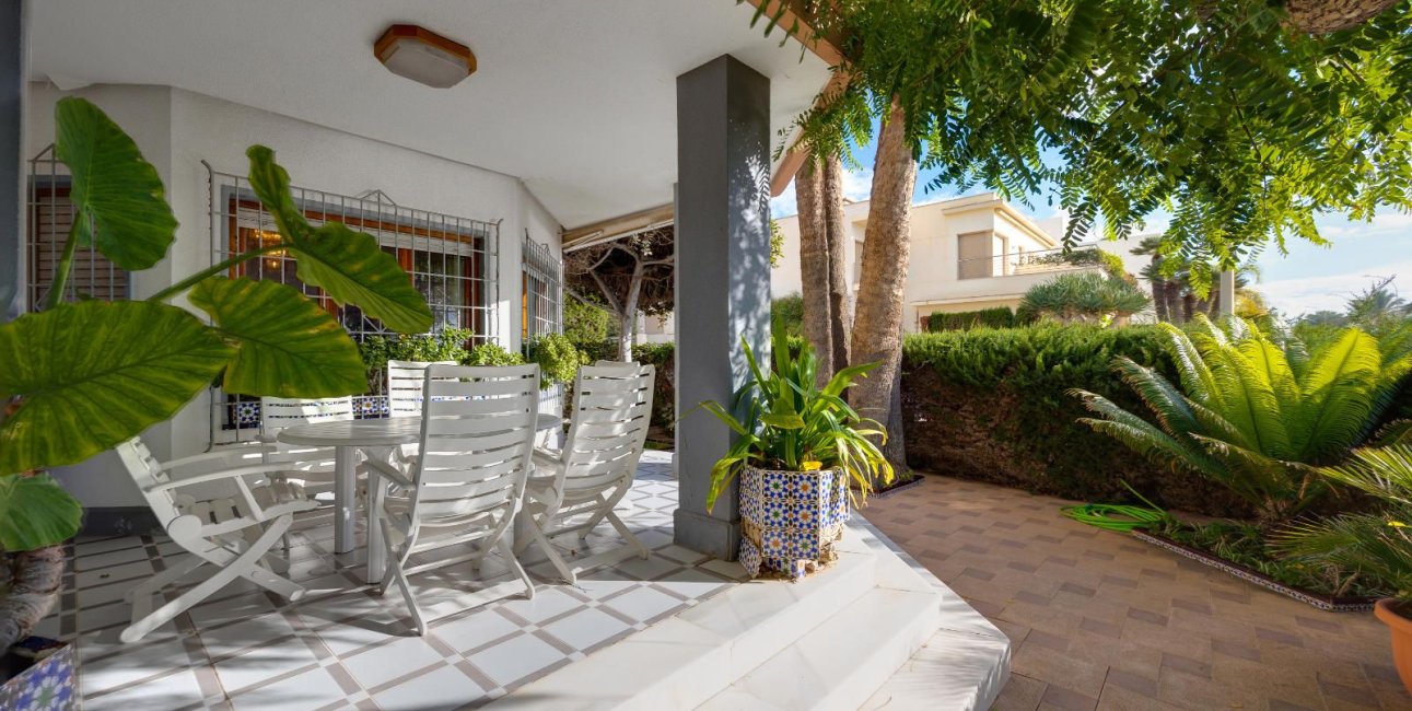 Resale - Villa -
Santa Pola
