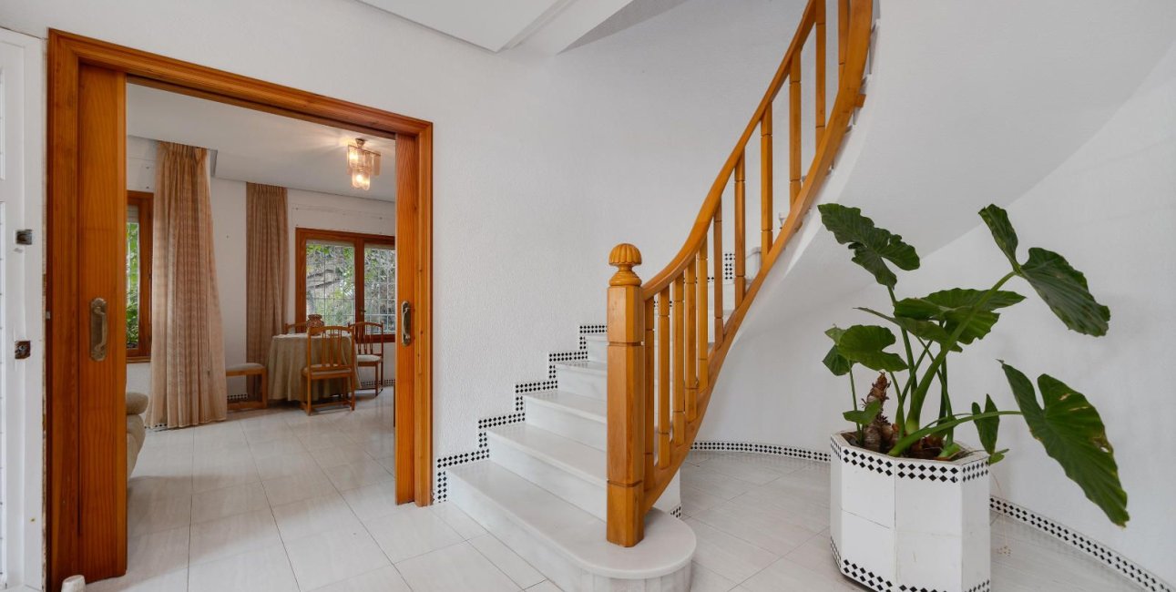 Resale - Villa -
Santa Pola