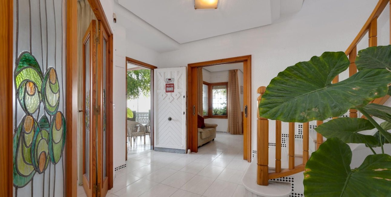 Resale - Villa -
Santa Pola