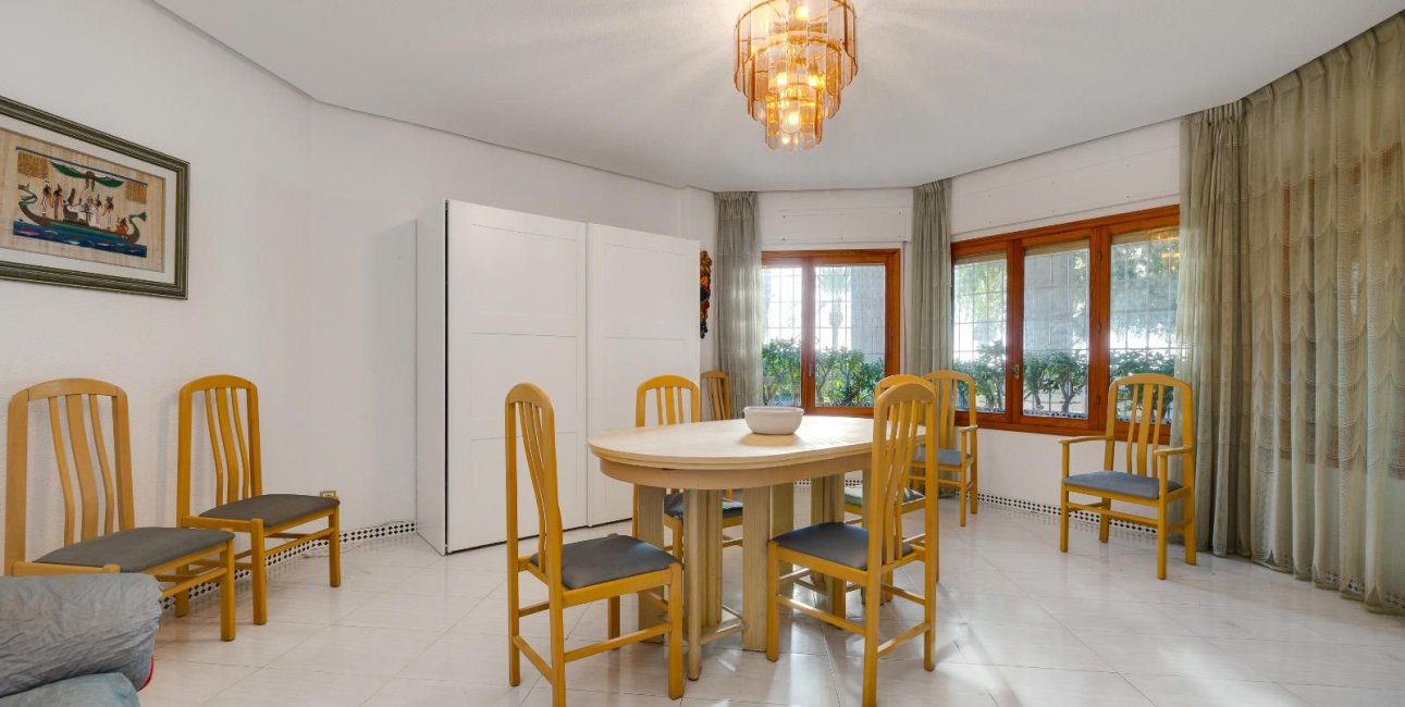 Resale - Villa -
Santa Pola