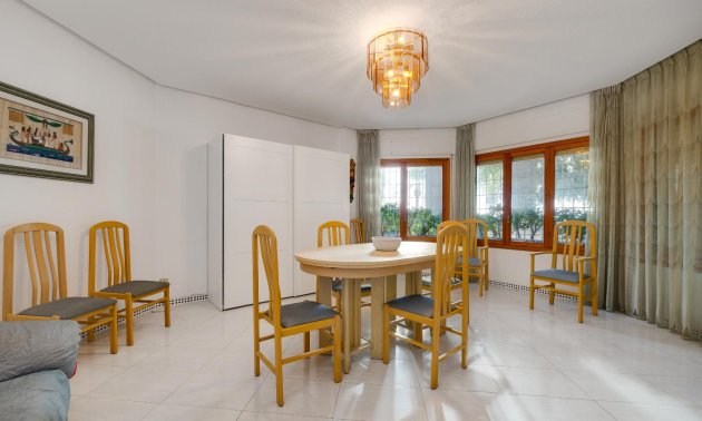 Resale - Villa -
Santa Pola