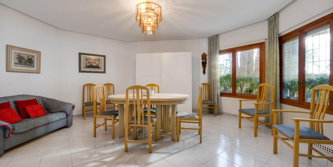 Resale - Villa -
Santa Pola