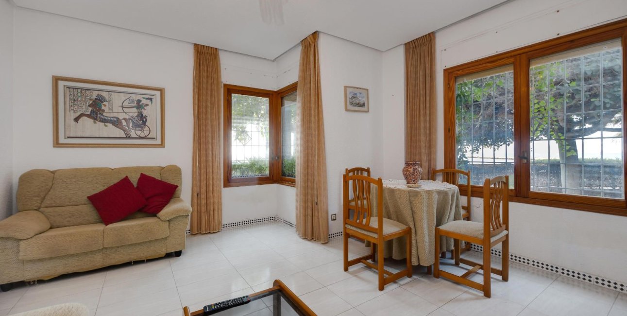 Resale - Villa -
Santa Pola