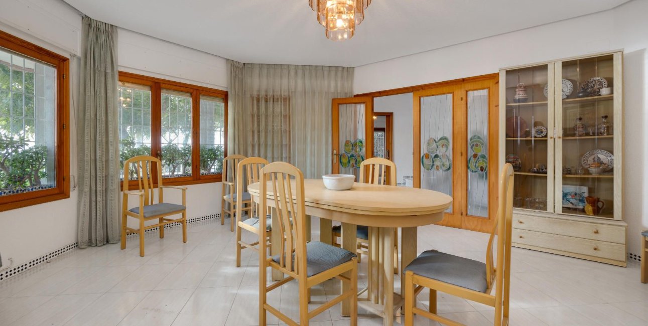 Resale - Villa -
Santa Pola