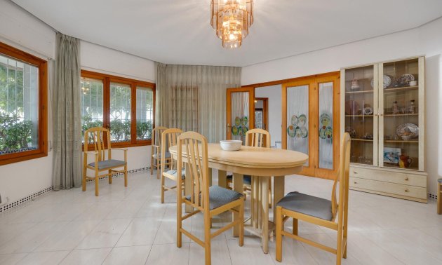 Resale - Villa -
Santa Pola