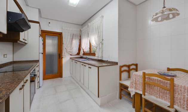 Resale - Villa -
Santa Pola