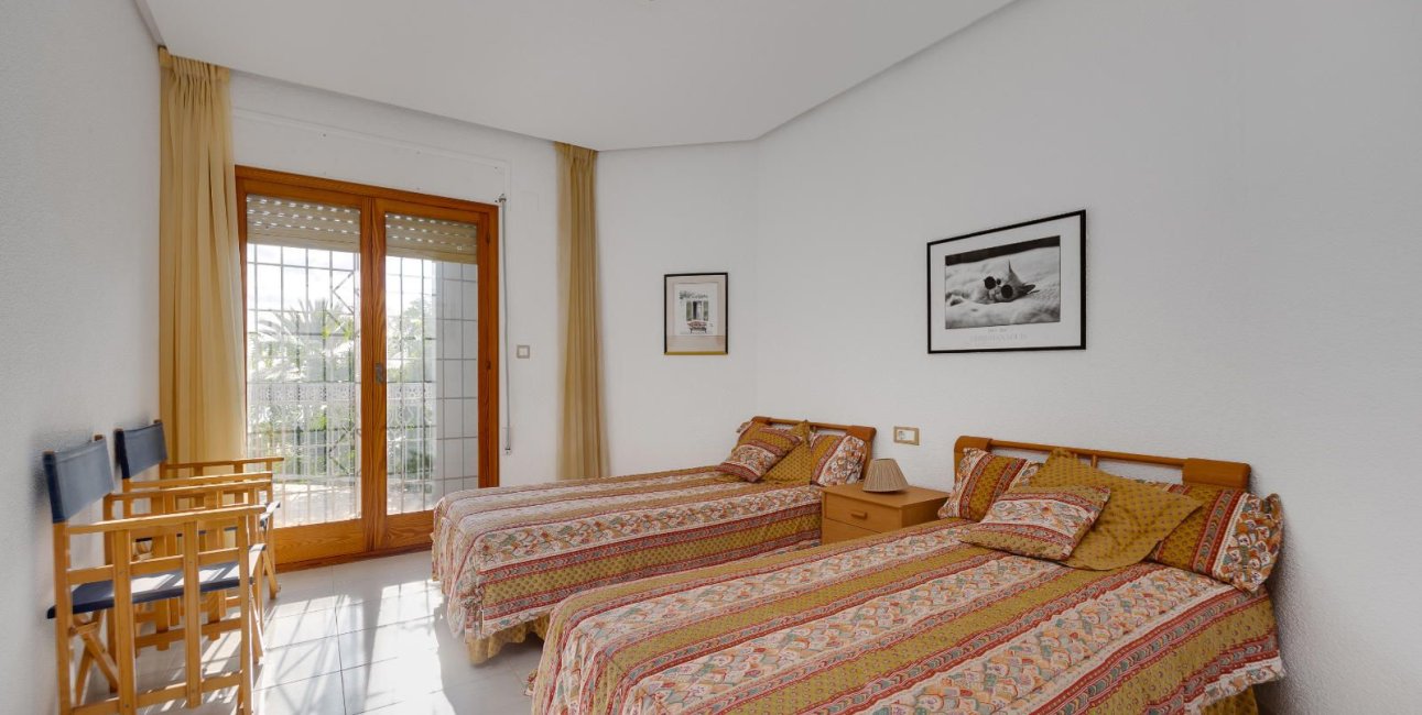 Resale - Villa -
Santa Pola