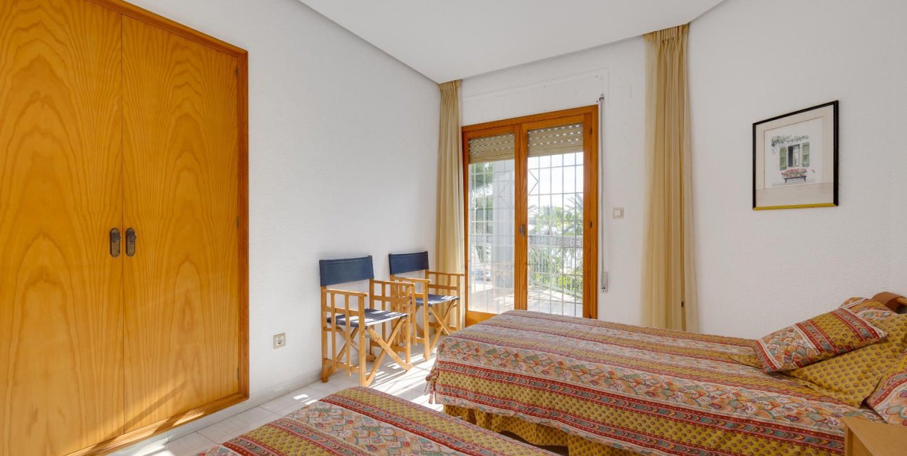 Resale - Villa -
Santa Pola