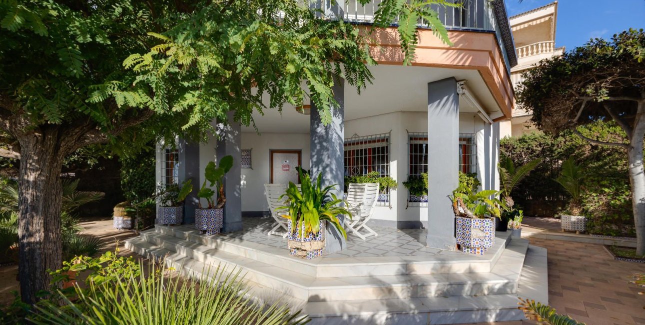 Resale - Villa -
Santa Pola