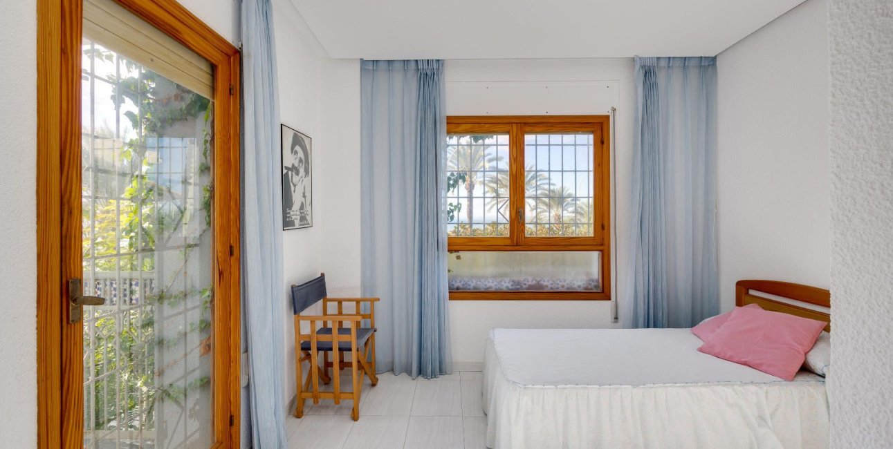 Resale - Villa -
Santa Pola