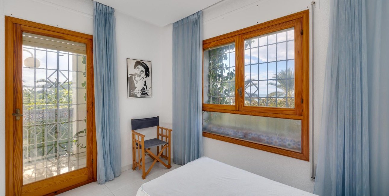 Resale - Villa -
Santa Pola