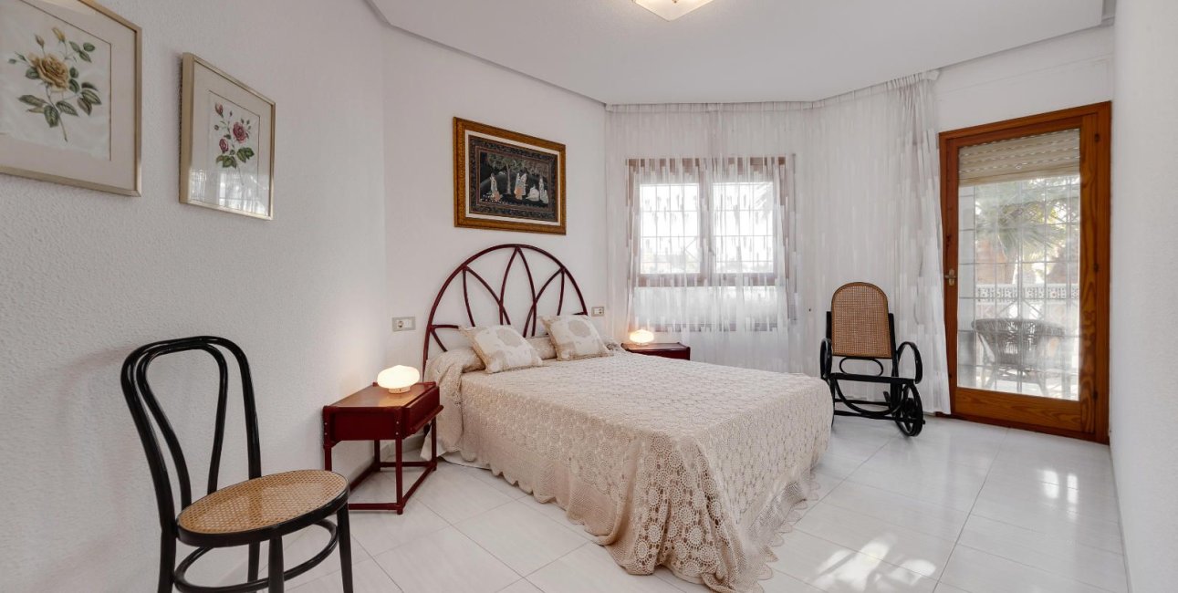 Resale - Villa -
Santa Pola