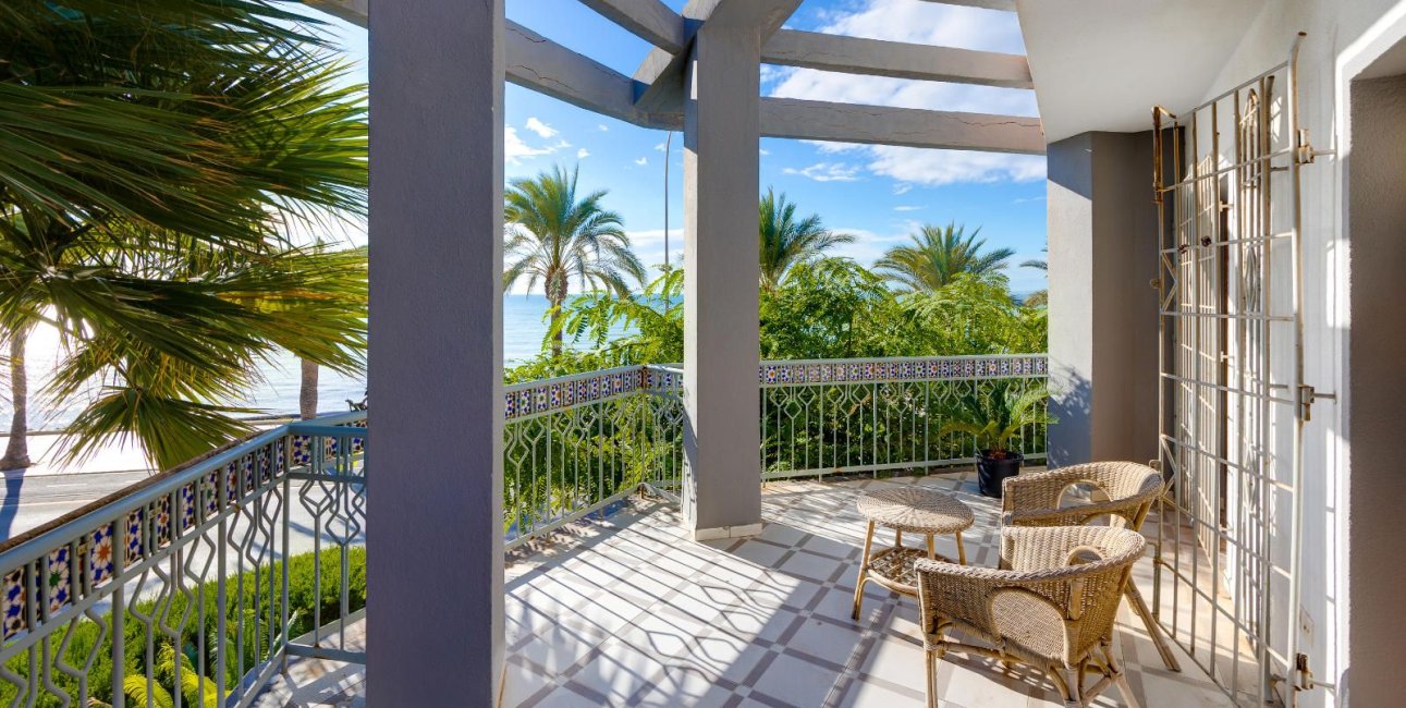 Resale - Villa -
Santa Pola