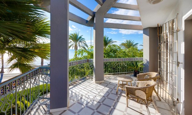 Resale - Villa -
Santa Pola